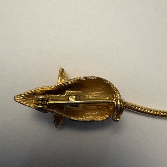 Vintage 70s Children’s Gold Mouse Pin w/ Red Eyes and Long Tail Costume Jewelry - Picture 8 of 12
